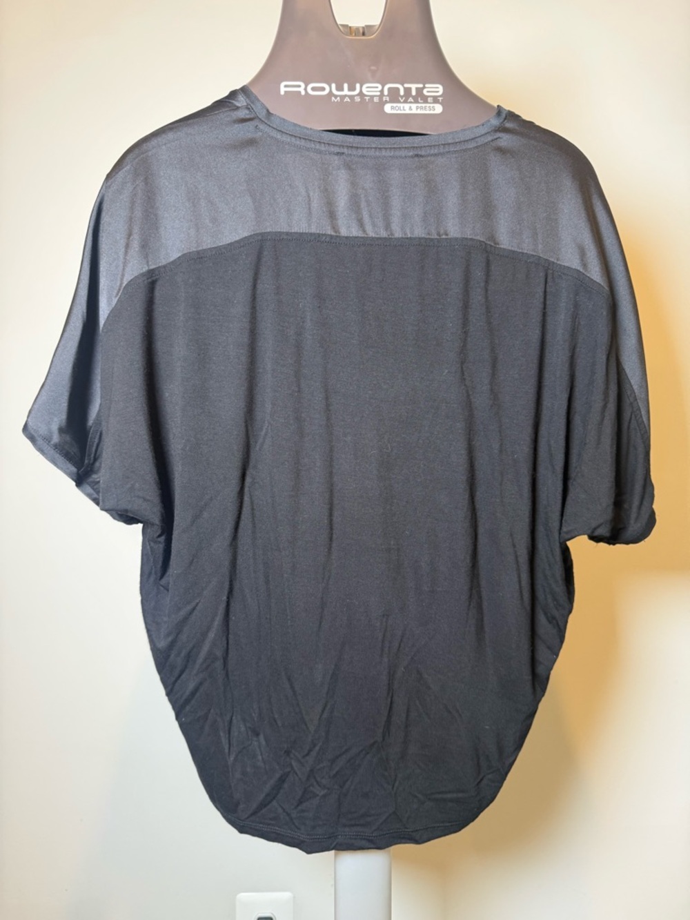 White House Black Marker WomenShort Sleeve V-Neck Shirt - Black silky flowy type - Picture 12 of 12